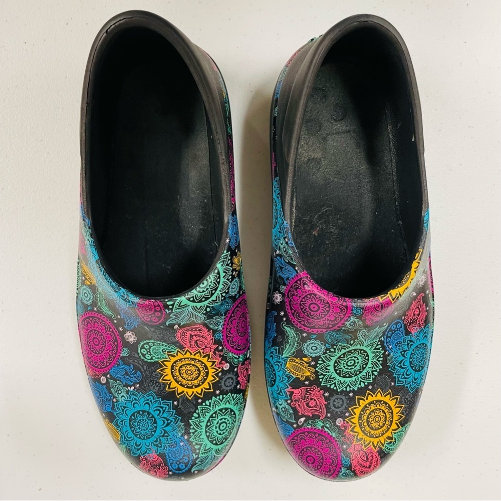 Crocs Neria Pro II Graphic Clogs Womens 8 Black Paisley Work Shoes Arch Support - Picture 3 of 6